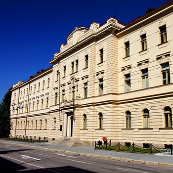 Ikona - zobrazení budovy VŠPJ ze strany hlavního vchodu, pohled z leva.