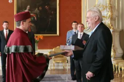 			Prezident M.Zeman předává jmenování (zdroj:fotoarchiv KPR)
	